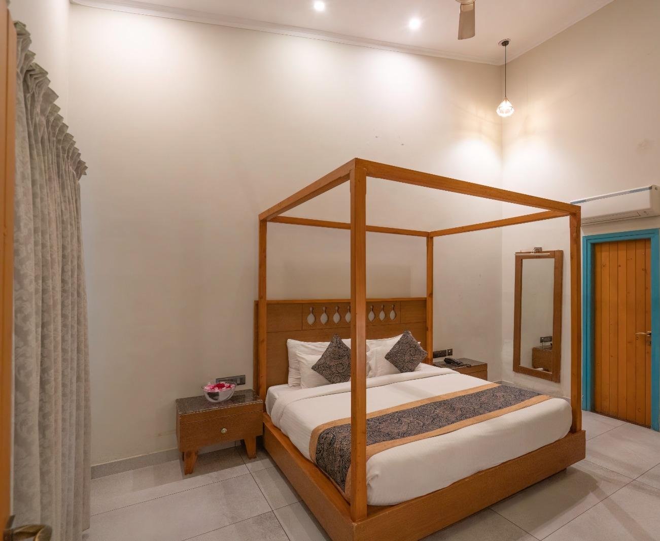 Royal Suite with Bathtub - View 6